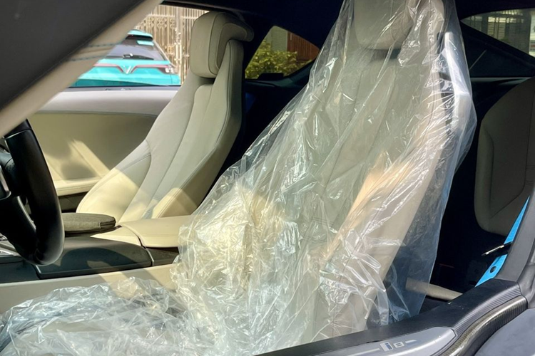 Quan trọng hơn, điện năng mà đèn laser tiêu thụ sẽ chỉ bằng một nửa so với đèn LED, tia laser sẽ cho ra ánh sáng trắng và không gây hại tới mắt con người. Cửa cắt kéo là một điểm đặc biệt không thể không kể đến của i8. Với kiểu mở lật ngược lên về phía trước, cửa cắt kéo hòa hợp một cách hoàn hảo với body đậm chất khí động lực học.