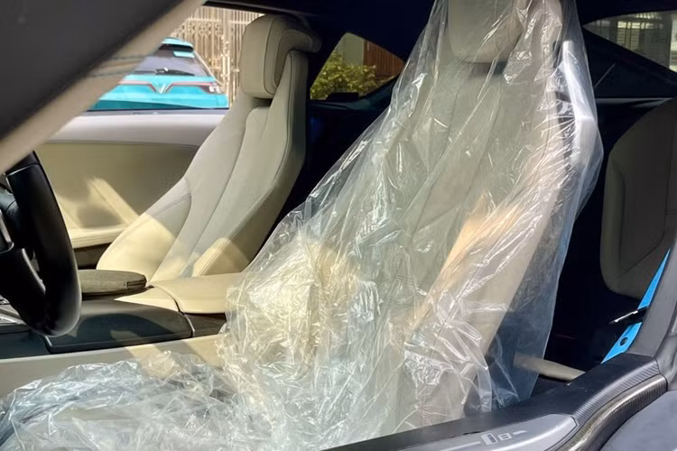 Quan trọng hơn, điện năng mà đèn laser tiêu thụ sẽ chỉ bằng một nửa so với đèn LED, tia laser sẽ cho ra ánh sáng trắng và không gây hại tới mắt con người. Cửa cắt kéo là một điểm đặc biệt không thể không kể đến của i8. Với kiểu mở lật ngược lên về phía trước, cửa cắt kéo hòa hợp một cách hoàn hảo với body đậm chất khí động lực học.