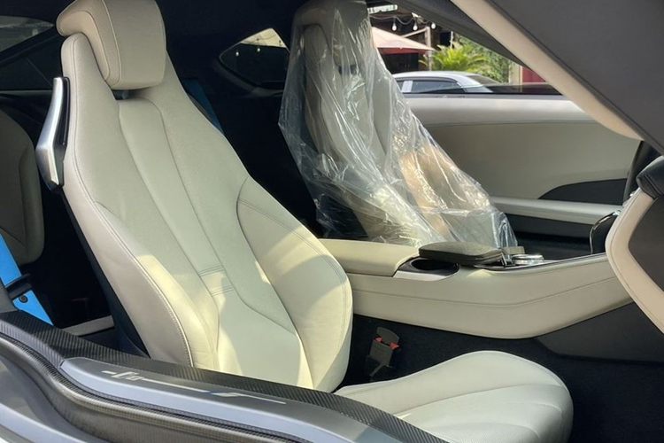 BMW i8 là mẫu xe thể thao hybrid đi theo triết lý thiết kế BMW i LifeDrive. Cấu trúc này giúp xe cắt giảm tối đa trọng lượng. Nhờ nhôm, sợi carbon, nhựa nhiệt dẻo được sử dụng trong thiết kế, phần cửa của BMW i8 nhẹ hơn 50% so với cửa lắp thông thường. Khắp thân xe có các khe thoát gió tinh tế nhằm giúp xe giảm lực cản.