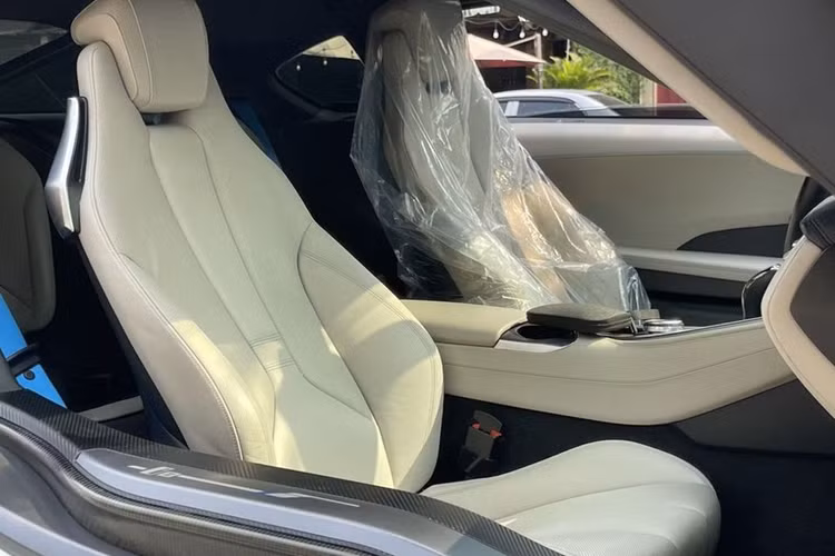 BMW i8 là mẫu xe thể thao hybrid đi theo triết lý thiết kế BMW i LifeDrive. Cấu trúc này giúp xe cắt giảm tối đa trọng lượng. Nhờ nhôm, sợi carbon, nhựa nhiệt dẻo được sử dụng trong thiết kế, phần cửa của BMW i8 nhẹ hơn 50% so với cửa lắp thông thường. Khắp thân xe có các khe thoát gió tinh tế nhằm giúp xe giảm lực cản.