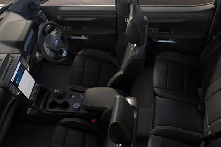 Xe có phanh tay điện tử tự động, bàn sạc điện thoại không dây, hàng ghế trước chỉnh điện 8 hướng, điều hòa tự động 2 vùng, đèn nền nội thất…