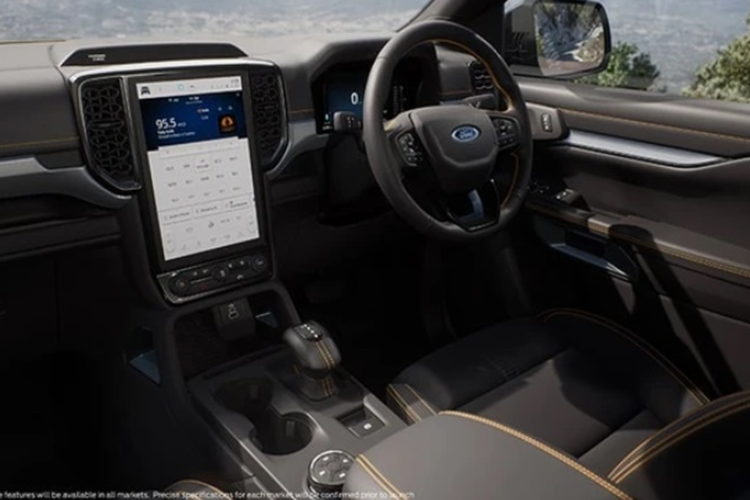 Về nội thất, bên trong khoang cabin của Ford Ranger Wildtrak V6 vẫn giữ nguyên các tiện ích như: bảng đồng hồ kỹ thuật số 8 inch hay màn cảm ứng trung tâm 12 inch hỗ trợ Apple CarPlay/Android Auto,...