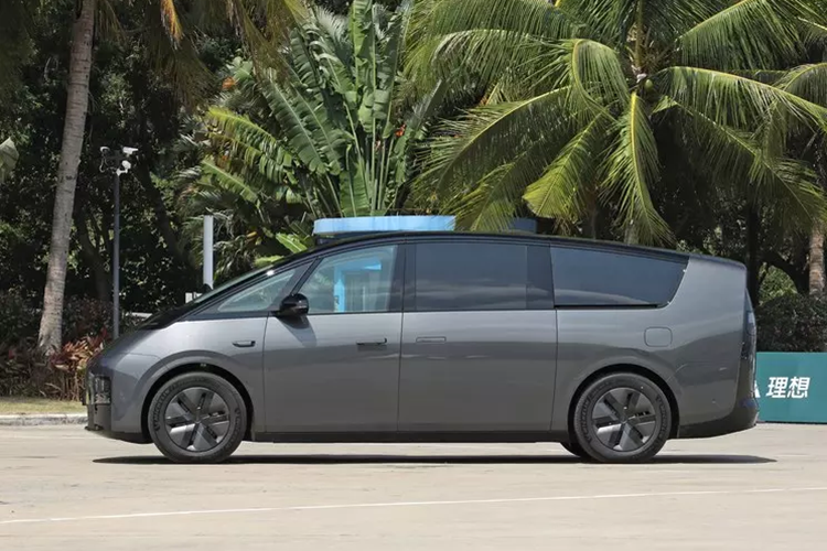 Như đã đề cập, Mega là một chiếc xe MPV khổng lồ có kích thước lên tới 5350/1965/1850 mm với chiều dài cơ sở 3300 mm. Để rõ ràng, nó chỉ ngắn hơn 20 mm so với đối thủ Mercedes-Benz V-Class.