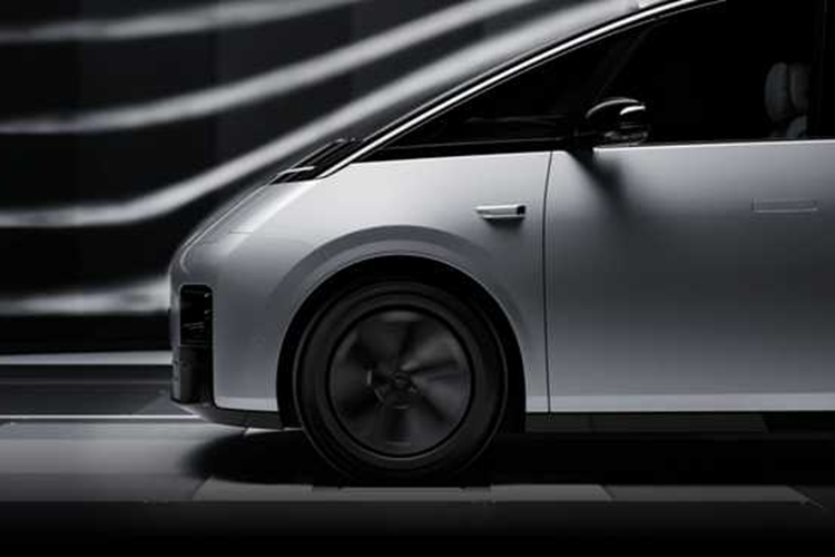 Nhờ thân xe rộng nên khả năng vận hành hàng ghế thứ 3 của Li Auto Mega cũng rất đáng mong đợi. Vị trí này có cửa sổ hông dài hơn 1m, chiều dài đệm ngồi của 3 hàng ghế đạt 530mm, chiều cao tựa lưng đạt 613mm, mang đến những chiếc gối êm ái, tựa lưng chỉnh điện và chức năng sưởi ghế.