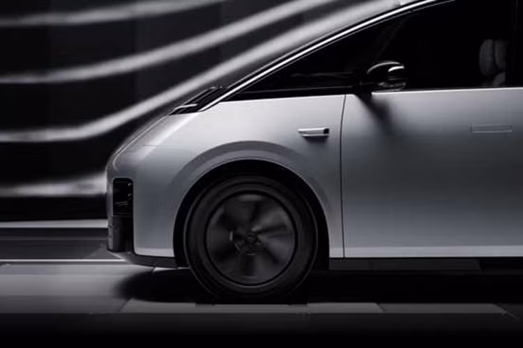 Nhờ thân xe rộng nên khả năng vận hành hàng ghế thứ 3 của Li Auto Mega cũng rất đáng mong đợi. Vị trí này có cửa sổ hông dài hơn 1m, chiều dài đệm ngồi của 3 hàng ghế đạt 530mm, chiều cao tựa lưng đạt 613mm, mang đến những chiếc gối êm ái, tựa lưng chỉnh điện và chức năng sưởi ghế.