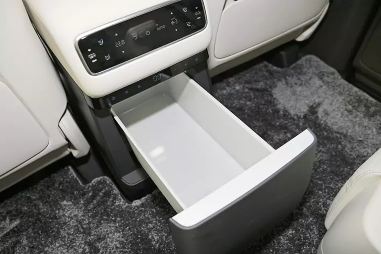 Ngoài ra còn có 2 điểm nổi bật, ghế lái chính hỗ trợ điều chỉnh độ mềm, độ cứng của đệm ghế, có các chế độ Comfort, Standard, Sport, Auto, ở chế độ tự động sẽ tự động điều chỉnh theo cài đặt hệ thống treo, ghế hành khách có chân tích hợp chỉnh điện với góc nghiêng lên tới 65 độ, có thể sử dụng bình thường mà không cần dịch chuyển ghế về phía sau.