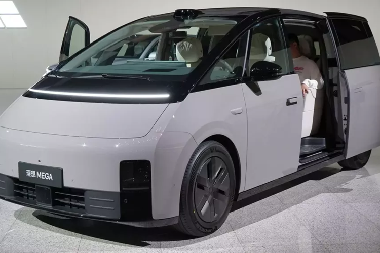 Bánh xe có kích thước 18 inch đi kèm với lốp 245/60 R18. Đi sâu vào thiết kế độc đáo của Mega, nhiều người sẽ nghĩ rằng nó chỉ nhằm mục đích gây sự chú ý nhưng thực tế, hình dáng này hoàn toàn nhằm mục đích công dụng, khả năng cản gió, cũng chính là điểm đột phá lý tưởng để xây dựng chiếc MPV này.