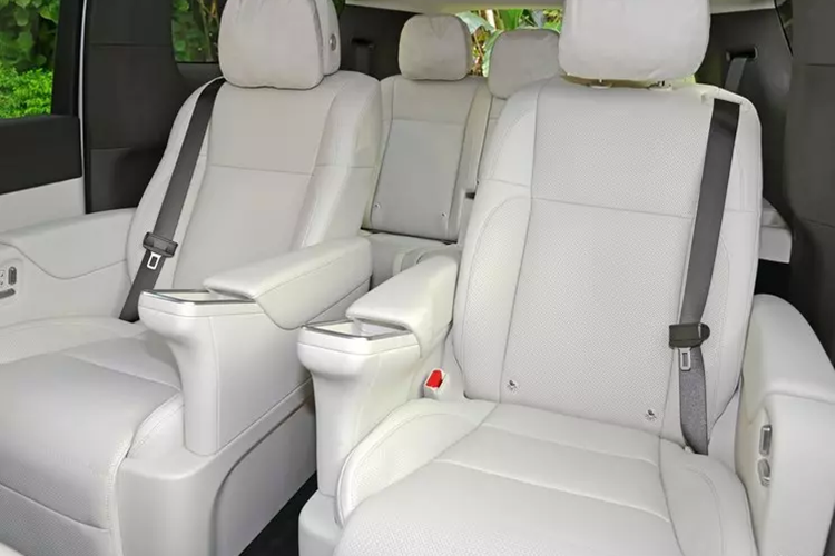 Sự kết hợp giữa màu sơn đen và bạc gợi nhớ đến một con tàu vũ trụ hay một tòa nhà kết cấu thép. Màu sơn này cũng là ấn tượng đầu tiên của mọi người về chiếc xe này. Ngoài ra, hãng cũng sẽ cung cấp màu sơn xám ánh kim và màu sơn trắng ngọc trai gấu trúc, Elephant Grey Special Edition. Sơn ngọc trai (tùy chọn 10.000 nhân dân tệ).