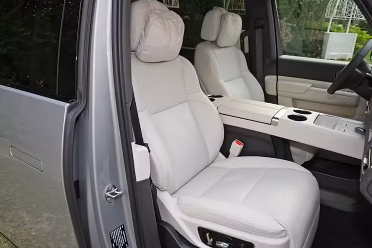 Bên dưới đầu xe còn có khu vực hình chữ U tương tự dòng L, tích hợp cụm đèn, lưới tản nhiệt và một số cảm biến. Để làm sạch kính chắn gió quá khổ, chiếc xe này còn được trang bị cần gạt nước cực dài che camera phía trên, ngoài ra còn sử dụng chức năng phun nước cho lưỡi gạt nước, chi phí cao hơn so với cần gạt nước truyền thống.