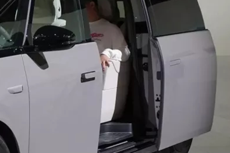 Chiếc xe MPV điện này tiếp tục là loại đèn vòng sao dễ nhận biết nhất của dòng Ideal L. Để đảm bảo tính thẩm mỹ và bảo vệ người đi bộ, đèn vòng sao mới được giữ trên mặt phẳng với thân xe, không có chỗ phình ra hoặc đường nối.