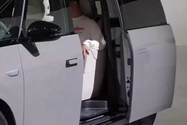 Chiếc xe MPV điện này tiếp tục là loại đèn vòng sao dễ nhận biết nhất của dòng Ideal L. Để đảm bảo tính thẩm mỹ và bảo vệ người đi bộ, đèn vòng sao mới được giữ trên mặt phẳng với thân xe, không có chỗ phình ra hoặc đường nối.