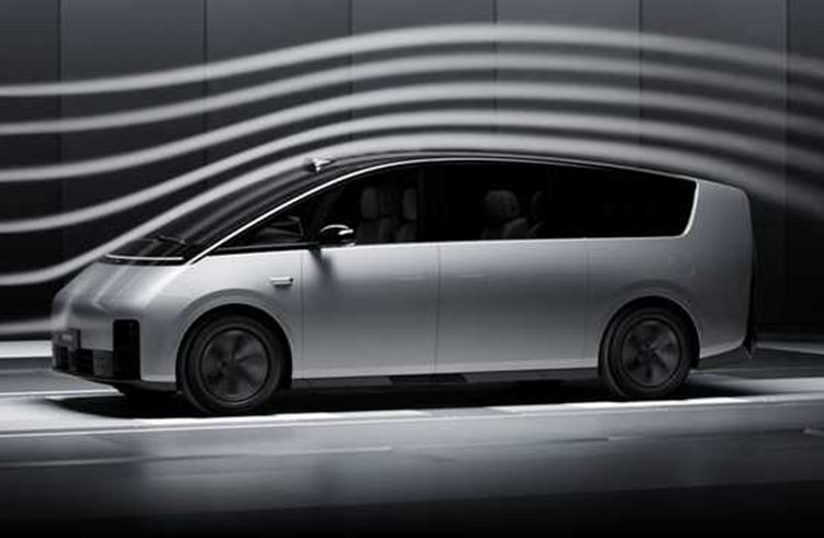 Đồng thời, với hệ số cản gió cực thấp, mức tiêu thụ điện năng vận hành CLTC chỉ 15,9kWh/100km và chi phí tiêu thụ năng lượng trên mỗi km là 7,6 cent (sạc tại nhà). Về phần pin, chiếc xe này được trang bị pin Kirin 5C do Ideal và CATL hợp tác phát triển với công suất 102,7kWh, giúp xe có phạm vi di chuyển CLTC là 710km.