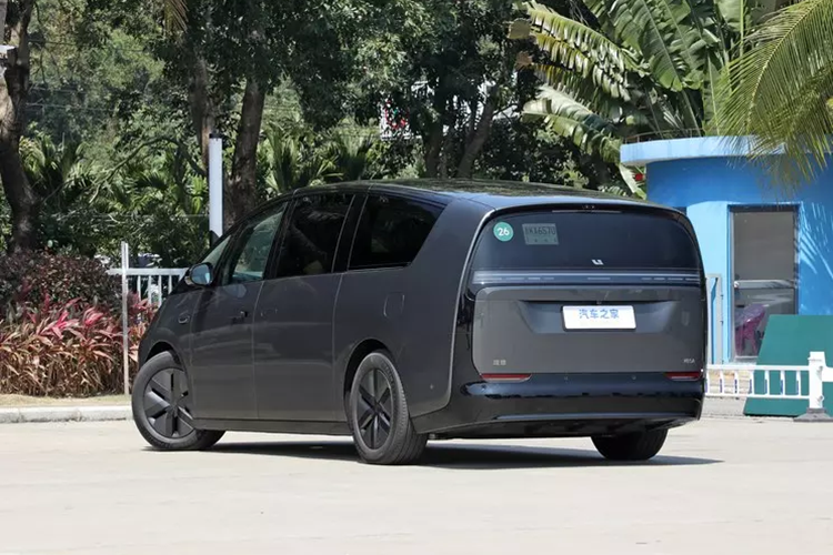 Mẫu xe MPV Li Auto Mega 2024 này có thiết kế đường nắp ca-pô dốc nối vào các cột A. Các đặc điểm khác của ngoại thất bao gồm đường mái kiểu dáng đẹp, tay nắm cửa ẩn, LiDAR trên mui và cửa sau trượt.