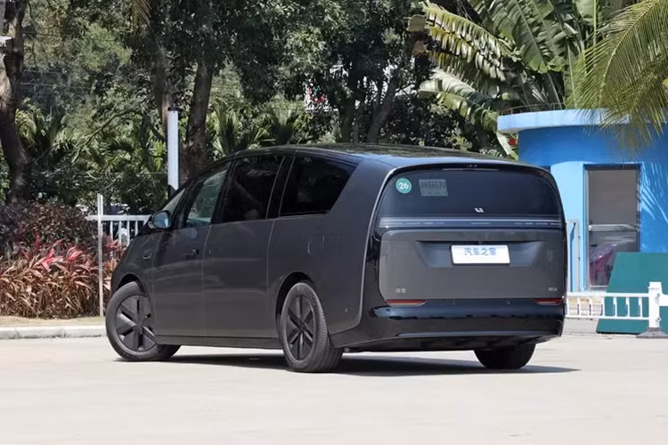 Mẫu xe MPV Li Auto Mega 2024 này có thiết kế đường nắp ca-pô dốc nối vào các cột A. Các đặc điểm khác của ngoại thất bao gồm đường mái kiểu dáng đẹp, tay nắm cửa ẩn, LiDAR trên mui và cửa sau trượt.