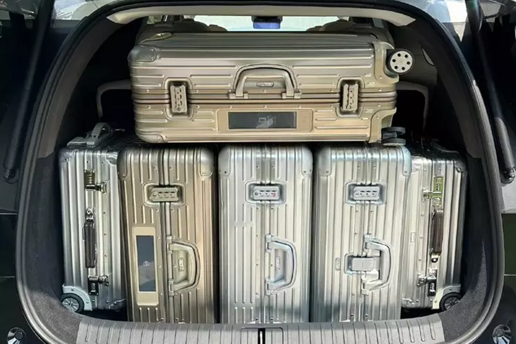 Li Auto Mega được xây dựng trên kiến trúc điện thuần 800V và được trang bị hệ dẫn động bốn bánh hai động cơ. Công suất tối đa của động cơ phía trước là 155 kW và công suất tối đa của động cơ phía sau là 245kW. Công suất tối đa tổng hợp là 400 kW, tương duong9 536 mã lực và mô-men xoắn cực đại 542 Nm, tăng tốc từ 0-100 km/h trong thời gian 5,5 giây.