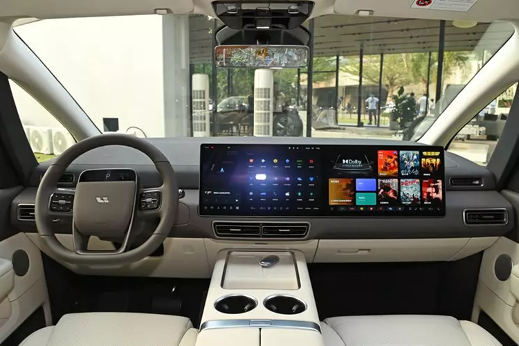 Vô lăng đa chức năng với màn hình nhỏ và màn hình kép trung tâm/hành khách đã rất quen thuộc với mọi người nhưng màn hình kép đã được nâng cấp lên màn hình OLED, chip xe cũng được nâng cấp lên chip Qualcomm 8295. Cỗ máy ô tô mới đã được cải tiến về tốc độ tính toán và khả năng tương tác.