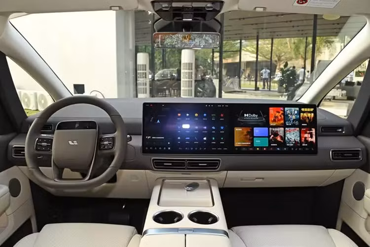 Vô lăng đa chức năng với màn hình nhỏ và màn hình kép trung tâm/hành khách đã rất quen thuộc với mọi người nhưng màn hình kép đã được nâng cấp lên màn hình OLED, chip xe cũng được nâng cấp lên chip Qualcomm 8295. Cỗ máy ô tô mới đã được cải tiến về tốc độ tính toán và khả năng tương tác.