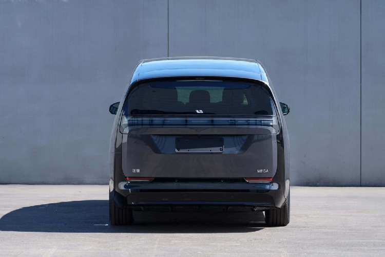 Ghế độc lập ở hàng ghế thứ hai thậm chí còn mạnh mẽ hơn với tính năng massage 16 điểm, sưởi ấm xung quanh 270 độ (bao gồm tựa tay, tựa chân, tựa lưng và đệm ngồi), hệ thống thông gió cho ghế, hệ thống thông gió không dây 50W và sạc nhanh.