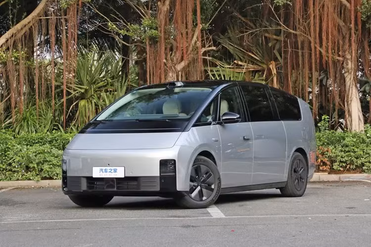  Li Auto Mega 2024 mới là một chiếc xe cỡ lớn với mang kiểu dáng công nghệ và tương lai của thương hiệu ôtô Trung Quốc khá giống với mẫu MPV Hyundai Stargazer đang bán ở Việt Nam.