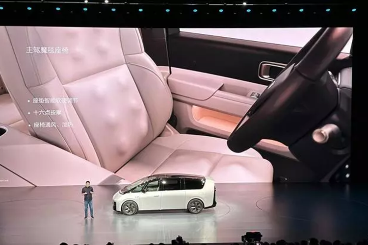 Dù khen hay chê thì chiếc xe này cũng nhận được rất nhiều sự chú ý trong thời gian ngắn chỉ vì thiết kế phá cách, thế là đủ. Mega tất nhiên phải bám sát khái niệm “ngôi nhà di động” lý tưởng nhưng phải được nâng cấp lên tầm cao hơn về quy mô và trải nghiệm.