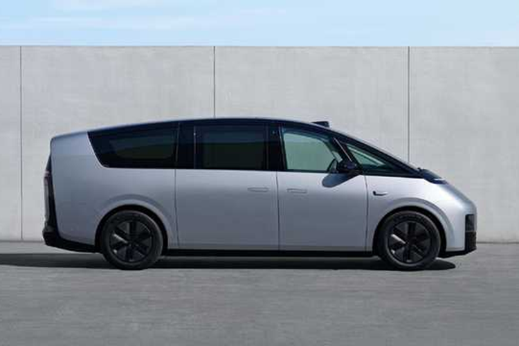 Điều đáng nói là nó được trang bị tiêu chuẩn hệ thống treo khí nén hai buồng và giảm xóc giảm xóc biến thiên CDC. Phạm vi điều chỉnh hệ thống treo của nó là 70mm và hỗ trợ chế độ tải, chế độ điều chỉnh tốc độ và chế độ thoát hiểm.