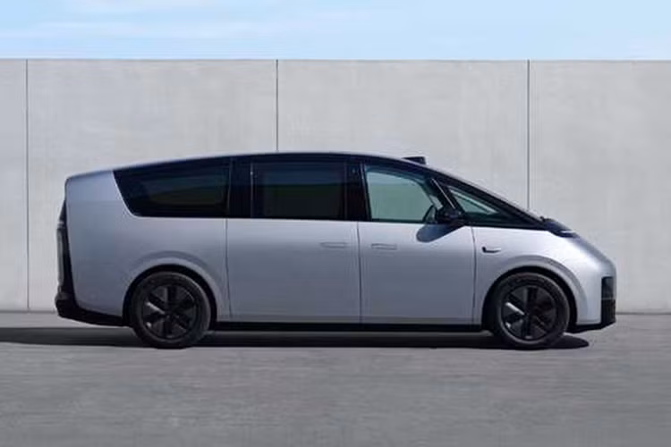 Điều đáng nói là nó được trang bị tiêu chuẩn hệ thống treo khí nén hai buồng và giảm xóc giảm xóc biến thiên CDC. Phạm vi điều chỉnh hệ thống treo của nó là 70mm và hỗ trợ chế độ tải, chế độ điều chỉnh tốc độ và chế độ thoát hiểm.