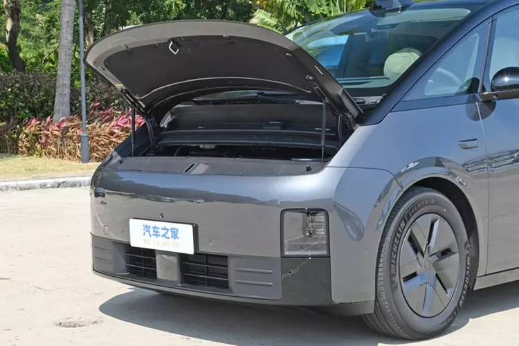 Hệ số cản lý tưởng của Mega là 0,215Cd , đạt đến mức của nhiều ô tô điện thuần túy, không cần phải mang theo một cục pin nặng đến mức vô lý và nó cũng giúp cho chiếc ô tô này có thể thực hiện được. Chẳng hạn Mega có hệ số cản gió nhỉnh hơn con số Porsche Taycan 0,220 Cd.