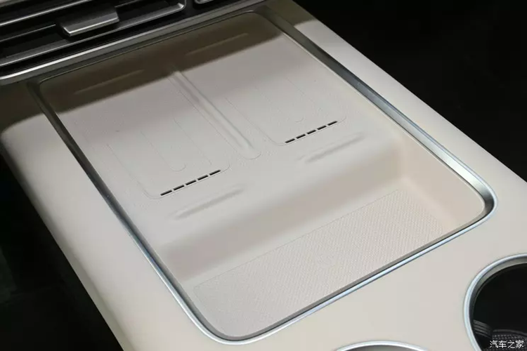 Ở hàng ghế trước, chiếc xe Li Auto Mega được trang bị gương chiếu hậu nội thất điện tử khung hẹp và sạc nhanh thông gió kép 50W. Hàng ghế trước có chức năng sưởi, thông gió, massage 16 điểm (10 điểm cho lưng và 6 điểm cho đệm ngồi).