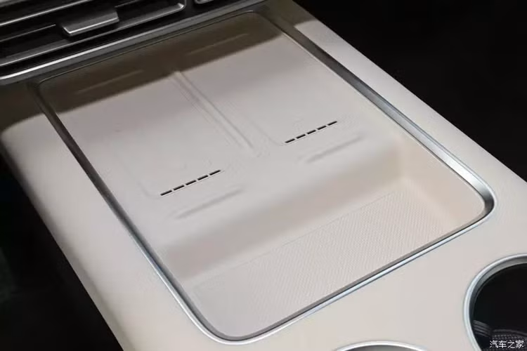 Ở hàng ghế trước, chiếc xe Li Auto Mega được trang bị gương chiếu hậu nội thất điện tử khung hẹp và sạc nhanh thông gió kép 50W. Hàng ghế trước có chức năng sưởi, thông gió, massage 16 điểm (10 điểm cho lưng và 6 điểm cho đệm ngồi).