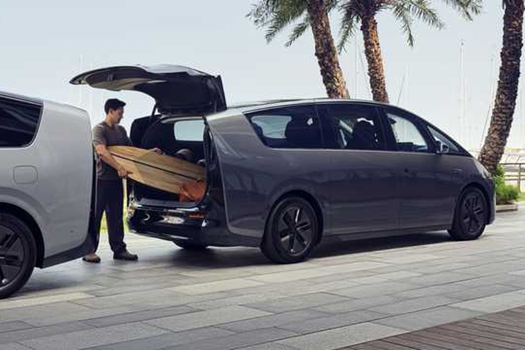 Trong thử nghiệm thực tế, khi chở đầy đủ 7 người, nó có thể chứa tối đa 4 vali 28 inch và 2 vali 20 inch. Ngoài ra, xe còn có cốp chứa đồ dưới sàn rộng 42L. Trên thực tế, Li Auto Mega cũng có cách bố trí tám chỗ 2+3+3 khi nó được phát triển.