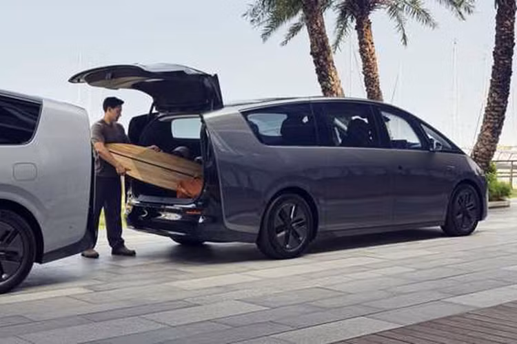 Trong thử nghiệm thực tế, khi chở đầy đủ 7 người, nó có thể chứa tối đa 4 vali 28 inch và 2 vali 20 inch. Ngoài ra, xe còn có cốp chứa đồ dưới sàn rộng 42L. Trên thực tế, Li Auto Mega cũng có cách bố trí tám chỗ 2+3+3 khi nó được phát triển.