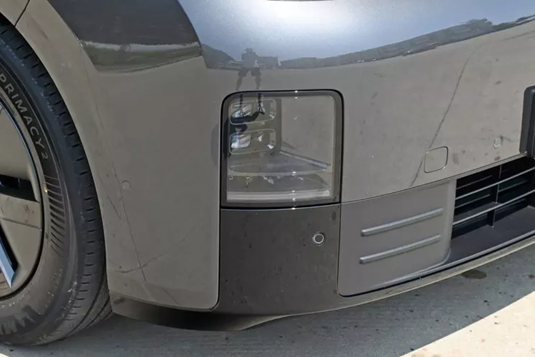 Mega nhìn kỹ sẽ có phần đầu xe giống như một chiếc tàu cao tốc, với sự chuyển tiếp mượt mà giữa cản trước và cửa sập phía trước. Từ đây, một vòng cung kéo dài về phía sau xe, với điểm cao nhất là đỉnh chữ B trụ cột. Bề mặt đầu xe rất đơn giản, không có trang trí gì thêm, thậm chí cả logo thương hiệu cũng được giấu ở vùng màu đen phía trên.