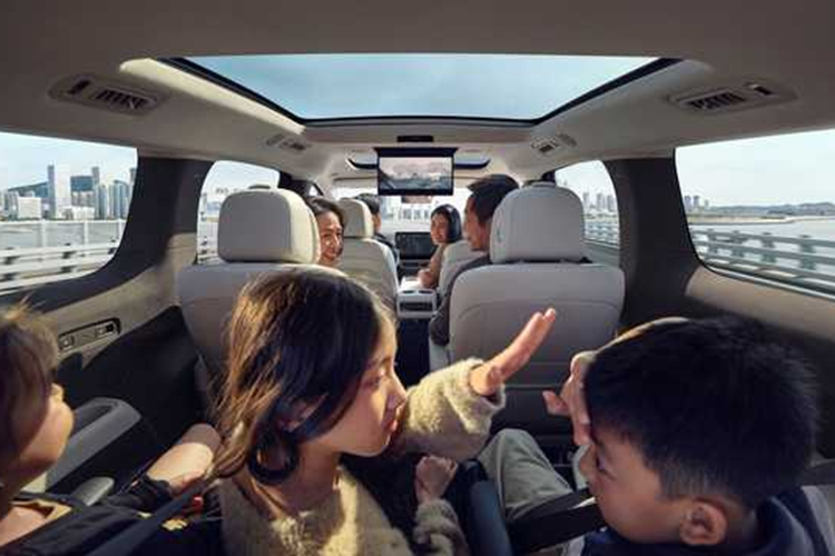 Về mặt sạc, nếu sử dụng sạc quá mức có thể đạt được phạm vi 500km trong 12 phút sạc và công suất sạc cao nhất là 520kW. Ngoài ra, nó còn hỗ trợ chức năng phóng điện ngoài 3,5kW. Xe sử dụng cấu trúc khung gầm đa liên kết tay đòn kép phía trước hình chữ H.