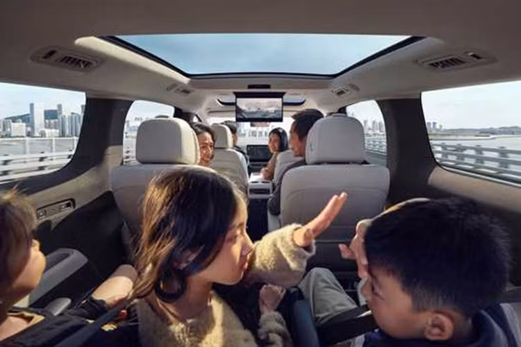 Về mặt sạc, nếu sử dụng sạc quá mức có thể đạt được phạm vi 500km trong 12 phút sạc và công suất sạc cao nhất là 520kW. Ngoài ra, nó còn hỗ trợ chức năng phóng điện ngoài 3,5kW. Xe sử dụng cấu trúc khung gầm đa liên kết tay đòn kép phía trước hình chữ H.