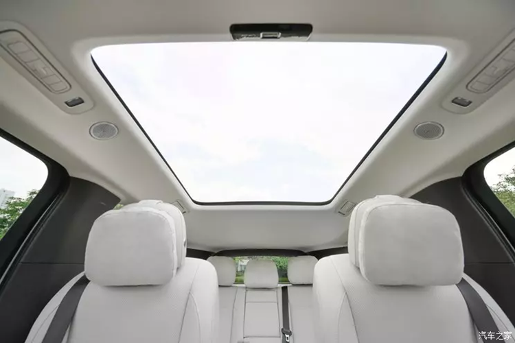 Đây cũng lần đầu tiên có 1 chiếc xe đưa hình ảnh gương chiếu hậu kỹ thuật số lên HUD, trong khi vẫn giữ lại gương chiếu hậu vật lý và gương chiếu hậu phát trực tuyến, đồng thời được trang bị hệ thống âm thanh Ideal Platinum với 21 loa tiêu chuẩn và công suất tối đa 2160 watt.