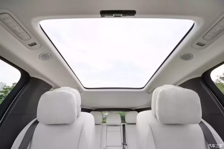 Đây cũng lần đầu tiên có 1 chiếc xe đưa hình ảnh gương chiếu hậu kỹ thuật số lên HUD, trong khi vẫn giữ lại gương chiếu hậu vật lý và gương chiếu hậu phát trực tuyến, đồng thời được trang bị hệ thống âm thanh Ideal Platinum với 21 loa tiêu chuẩn và công suất tối đa 2160 watt.