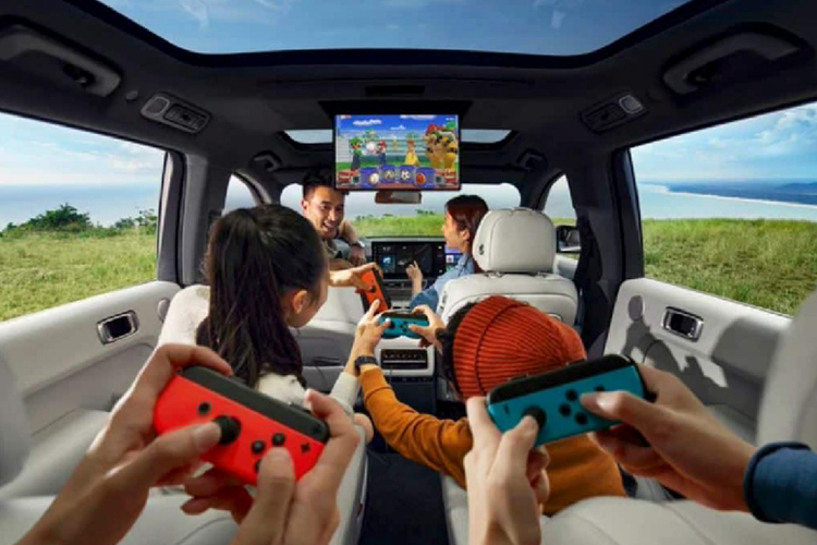 Ở đây, chiếc bàn nhỏ phía sau hành khách và tủ lạnh trên ôtô chắc chắn sẽ không thể thiếu. Tủ lạnh sử dụng máy nén để làm mát/sưởi, nhiệt độ lần lượt là 0-7°C/35-50°C, dung tích 8,8L. . Nút điều khiển điều hòa phía sau nằm trên tủ lạnh sử dụng màn hình cảm ứng, thay thế cho nút bấm vật lý của bản trước.