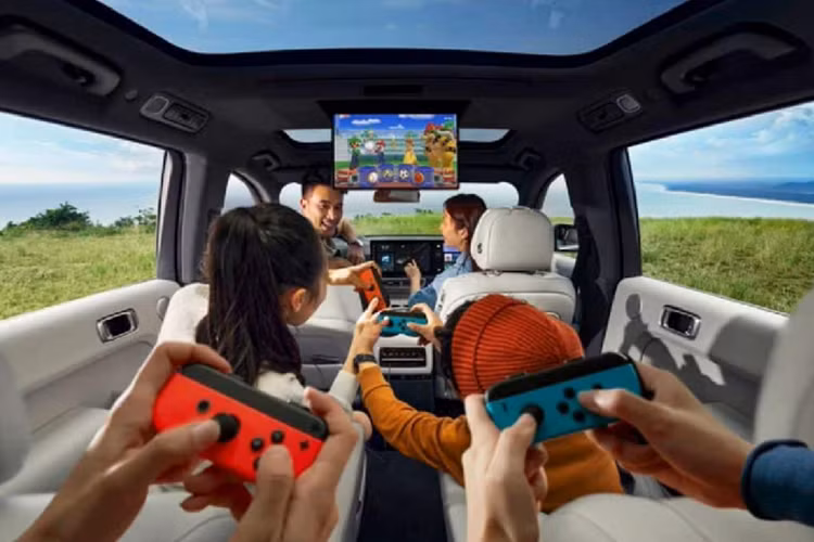 Ở đây, chiếc bàn nhỏ phía sau hành khách và tủ lạnh trên ôtô chắc chắn sẽ không thể thiếu. Tủ lạnh sử dụng máy nén để làm mát/sưởi, nhiệt độ lần lượt là 0-7°C/35-50°C, dung tích 8,8L. . Nút điều khiển điều hòa phía sau nằm trên tủ lạnh sử dụng màn hình cảm ứng, thay thế cho nút bấm vật lý của bản trước.