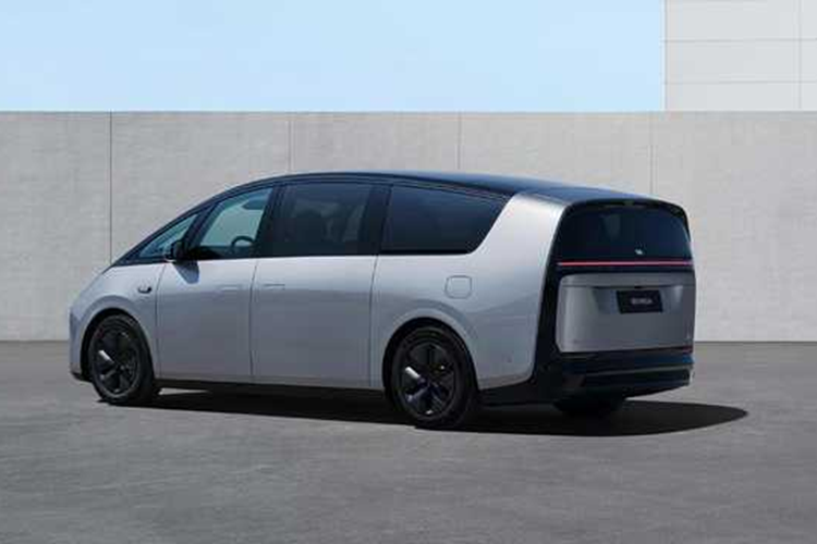 Li Auto Mega được trang bị hệ thống lái tự động AD Max bao gồm hai chip Nvidia Orin-X với sức mạnh tính toán tổng hợp là 508 TOPS. Nó cũng có cảm biến LiDAR của Hesai, 11 camera, 12 radar siêu âm và radar sóng milimet. Nhờ phần cứng tiên tiến, Li Auto Mega hỗ trợ hệ thống điều hướng trên hệ thống lái tự động (NOA) toàn cảnh.