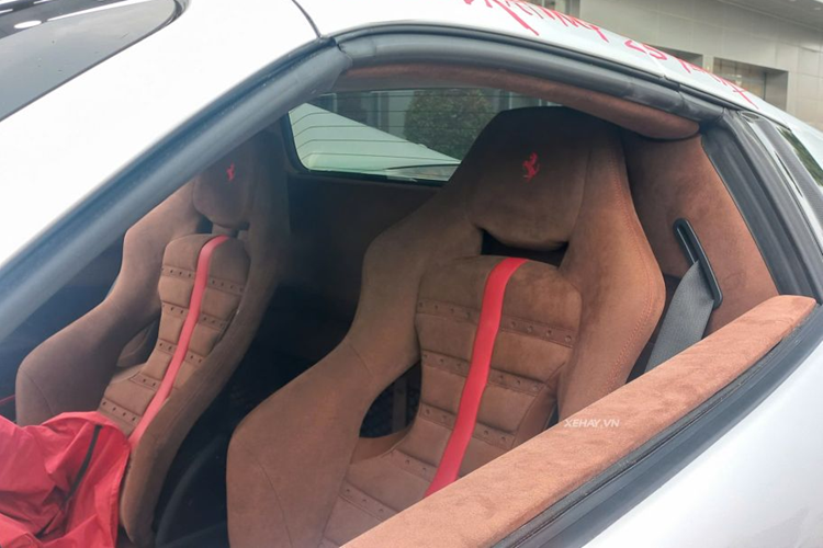 Chiếc Ferrari 488 Pista Spider này được trang bị bộ mâm 5 chấu kép hình ngôi sao kèm lốp Michelin Pilot Sport Cup và cùm phanh cỡ lớn màu vàng nổi bật. Điểm nhấn đặc biệt trên chiếc Ferrari 488 Pista Spider của “vua cafe” chính là ở bên trong khoang cabin.