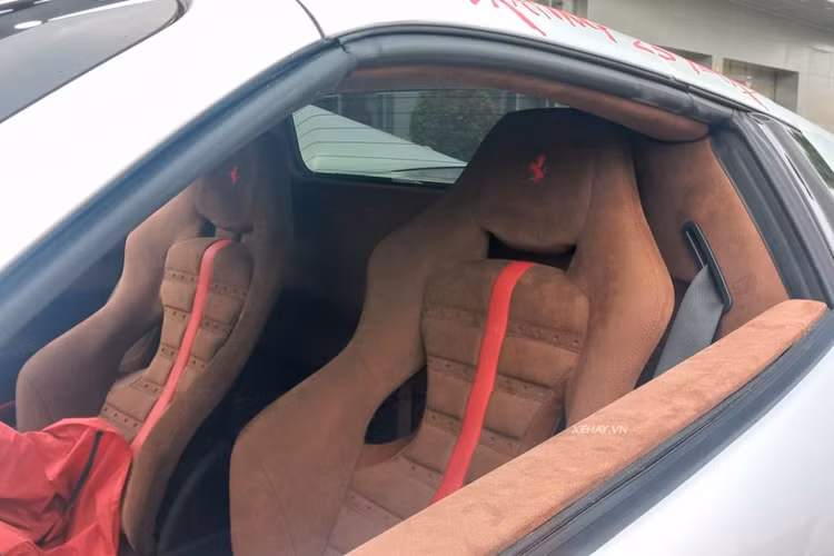 Chiếc Ferrari 488 Pista Spider này được trang bị bộ mâm 5 chấu kép hình ngôi sao kèm lốp Michelin Pilot Sport Cup và cùm phanh cỡ lớn màu vàng nổi bật. Điểm nhấn đặc biệt trên chiếc Ferrari 488 Pista Spider của “vua cafe” chính là ở bên trong khoang cabin.