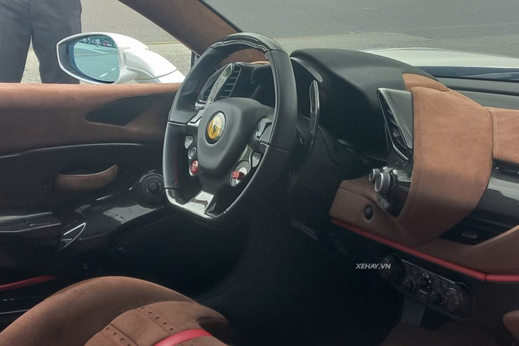 Toàn bộ khoang xe đều được phủ da lộn, loại Alcantara cao cấp có màu nâu kết hợp cùng chi tiết trang trí màu đỏ làm điểm nhấn tương phản. Các thông tin về tình trạng vận hành của xe đều được tích hợp lên bộ màn hình công-tơ-mét khá gọn gàng, cần số theo dạng nút bấm...