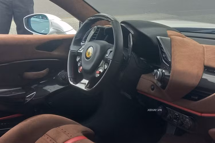 Toàn bộ khoang xe đều được phủ da lộn, loại Alcantara cao cấp có màu nâu kết hợp cùng chi tiết trang trí màu đỏ làm điểm nhấn tương phản. Các thông tin về tình trạng vận hành của xe đều được tích hợp lên bộ màn hình công-tơ-mét khá gọn gàng, cần số theo dạng nút bấm...