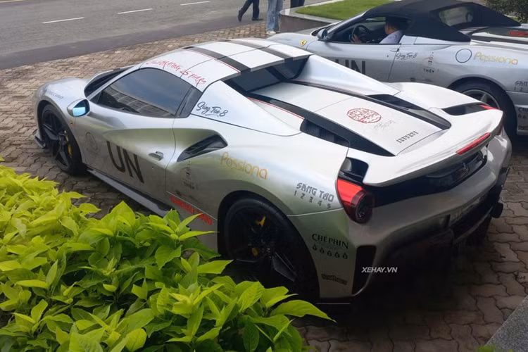 Cung cấp sức mạnh cho Ferrari 488 Pista Spider mui trần là khối động cơ tăng áp kép V8 3,9 lít, sản sinh công suất 710 mã lực tại 8.000 vòng/phút và 770Nm mô-men xoắn cực đại tại 3.000 vòng/phút, xe chỉ cần 2,85 giây để tăng tốc từ 0 - 100 km/h.
