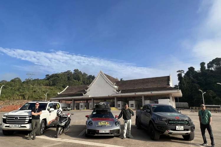 Tuy nhiên, chiếc biển VIP này mang đầu số Hà Nội là 30K-667.89. Anh Hoàng Anh gần đây đã chia sẻ lên trang cá nhân của mình về kế hoạch phượt sang Trung Quốc lần hai với “người bạn” đồng hành là Porsche 911 Dakar hơn 16 tỷ khiến giới mê xe trong nước rất thích thú.