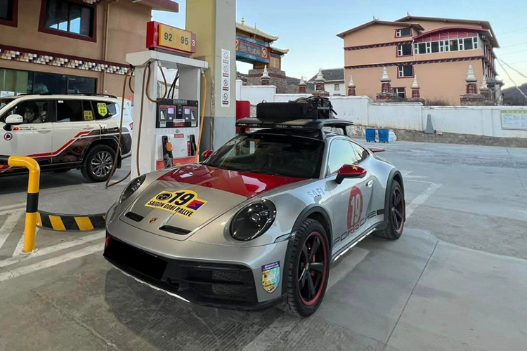 Cung cấp sức mạnh cho Porsche 911 Dakar là động cơ boxer 6 xi lanh 3.0L có công suất 473 mã lực và mô-men xoắn 570 Nm, đi kèm với đó là hộp số tự động PDK 8 cấp và hệ dẫn động AWD. Sức mạnh này, giúp xe có thể tăng tốc lên 100 km/h trong chỉ 3,4 giây và đạt tốc độ tối đa 240 km/h.