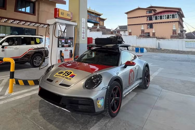 Cung cấp sức mạnh cho Porsche 911 Dakar là động cơ boxer 6 xi lanh 3.0L có công suất 473 mã lực và mô-men xoắn 570 Nm, đi kèm với đó là hộp số tự động PDK 8 cấp và hệ dẫn động AWD. Sức mạnh này, giúp xe có thể tăng tốc lên 100 km/h trong chỉ 3,4 giây và đạt tốc độ tối đa 240 km/h.