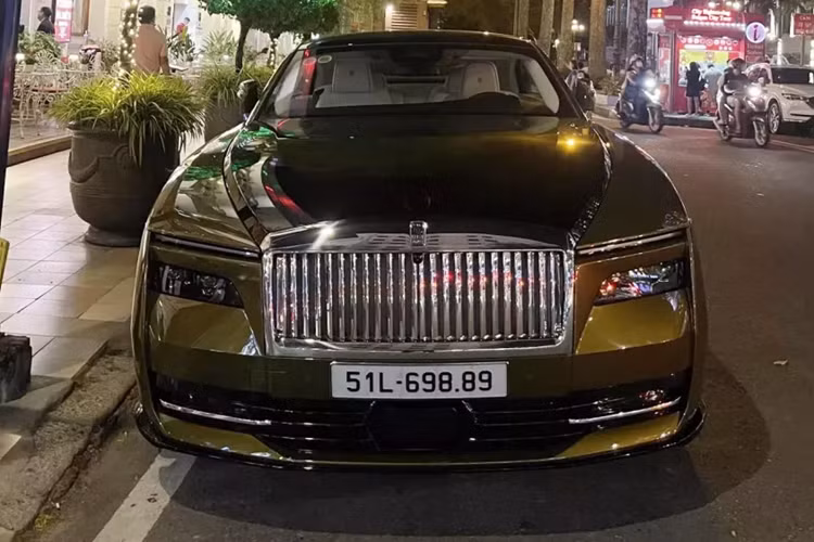 Điểm nhấn khác của chiếc xe siêu sang Rolls-Royce Spectre này còn có biển số dễ nhớ là 51L-698.89, biển này chỉ có 3 con số nhưng toàn vào hàng may mắn là 6 tượng trưng cho lộc, 8 là tiền tài, và 9 là thọ. Biển số này được mang ra đấu giá vào 2 tuần trước, và được trả cao nhất chỉ 145 triệu đồng.