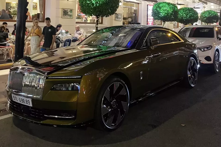 Mới đây, giới mê xe trong nước đã khá bất ngờ khi bắt gặp 1 chiếc coupe siêu sang Rolls-Royce Spectre 2024 mới đỗ ngay tại thánh địa siêu xe ở TP HCM. Thú vị ở chỗ chính là việc chiếc Spectre này gây ấn tượng với màu sơn thời trang, là đặc trưng của chiếc xe điện đầu tiên của Rolls-Royce, khác xa với xe Rolls-Royce Spectre của Minh Nhựa.