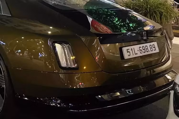 Phía dưới xe có hốc gió trải dài hết đầu xe và tích hợp thêm 1 cánh lướt gió nhỏ, sau cùng vẫn là logo Spirit of Ecstasy nằm trên mũi xe nhưng sửa đổi chiều cao ngắn hơn 1,7 cm cùng 1 số chi tiết khác, nhờ đó, hệ số cản của xe chỉ 0,25Cd, trở thành mẫu xe Rolls-Royce có hiệu suất khí động học tốt nhất.